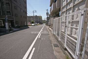 敷地東側の前面道路(南側から)
