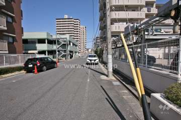 敷地西側の前面道路(南側から)