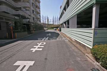 敷地東側の前面道路(北側から)