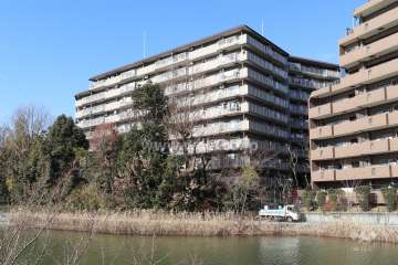 千里山田グリーンハイツ2号棟の外観（南東側から）
