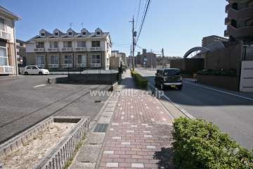 敷地北側の前面道路(西側から)