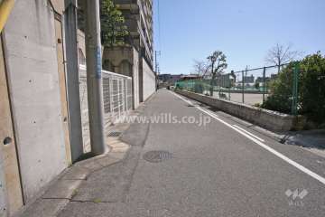 敷地西側の前面道路