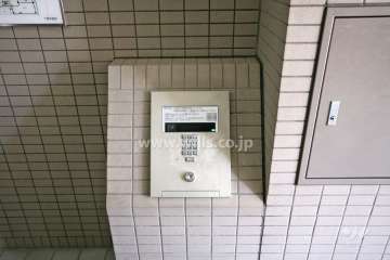 エントランスはオートロック付きです。