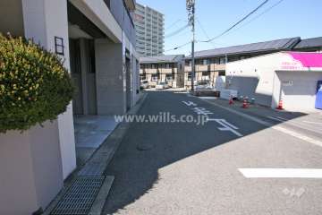 敷地東側の前面道路（南側から）
