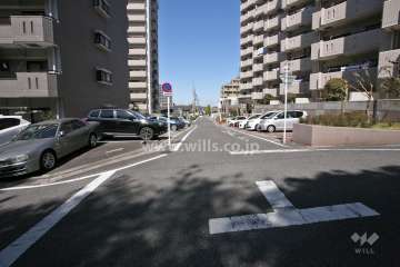 敷地西側の前面道路(南側から)