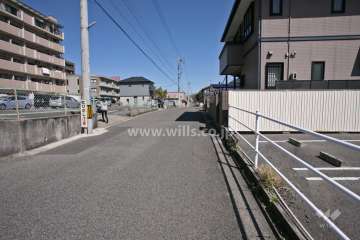 敷地南側の前面道路(西側から)