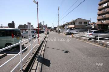 敷地南側の前面道路（東側から）