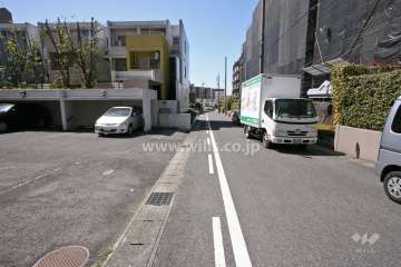 敷地北側の前面道路(東側から)