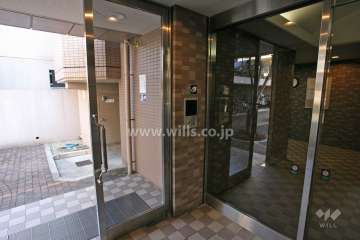 エントランスはオートロック付きです。