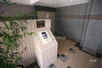 エントランスはオートロック付きです。