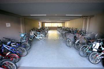 屋内に設けられた駐輪場