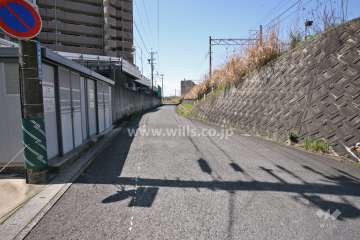 敷地北側は名鉄線に面しています。