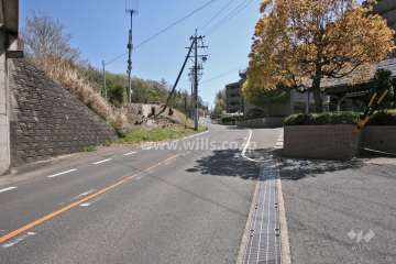 敷地北東側の前面道路(北西側から)