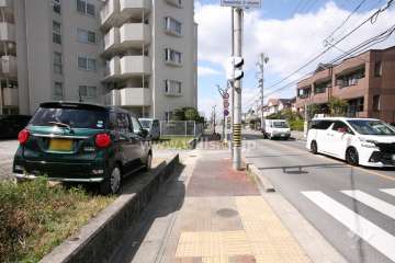 敷地北側の前面道路（東側から）