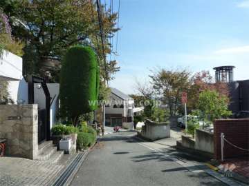 周辺は第一種低層住居専用地域に指定された閑静な高台の住宅地です。