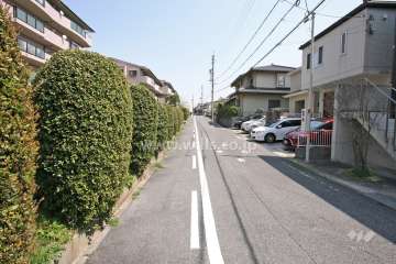 敷地南側の前面道路