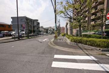 敷地南側の前面道路