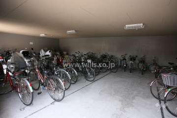 屋内に設けられた駐輪場