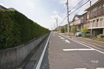 敷地北側の前面道路（東側から）