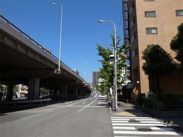 敷地の西側には新御堂筋が走っています。