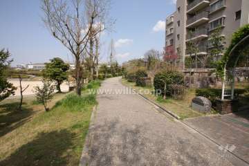 敷地西側の遊歩道