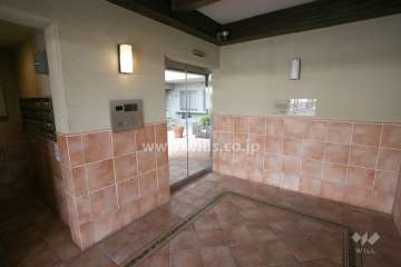 エントランスはオートロック付きです。