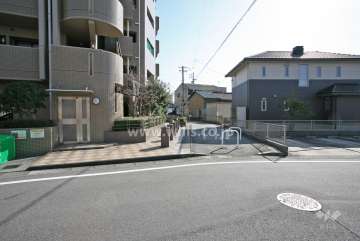 敷地西側の前面道路