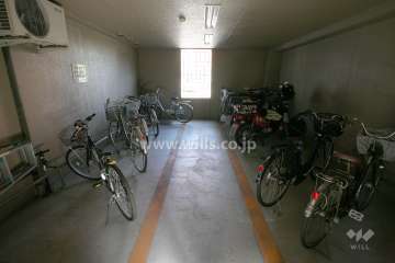 屋内に設けられた駐輪場