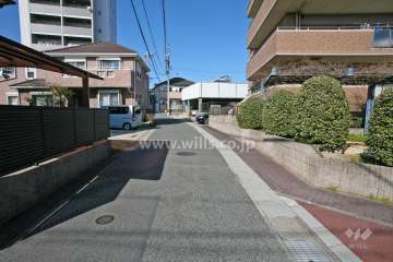 敷地西側の前面道路