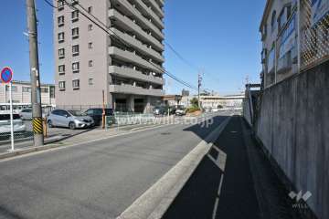 敷地南側の前面道路(西側から)