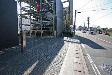 敷地北側の前面道路(東側から)