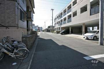 敷地南側の前面道路(東側から)