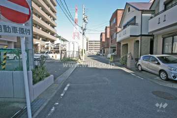 敷地南側の前面道路