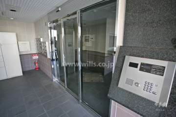 エントランスはオートロック付きです。