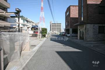 敷地南側の前面道路（西側から）