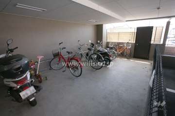 屋内に設けられた駐輪場