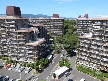 敷地内や周囲に緑の多いローレルハイツ千里
