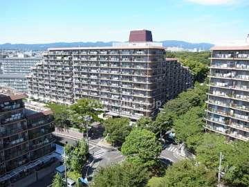 ローレルハイツ千里3号棟の外観（南東側から）