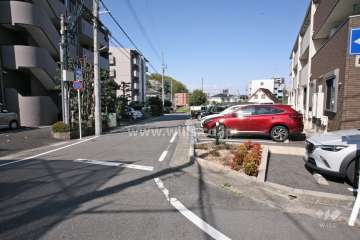 敷地北側の前面道路（東側から）