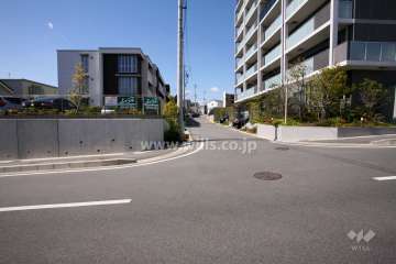 敷地南側の前面道路