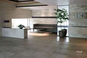 談話スペースが設けられたエントランスホール