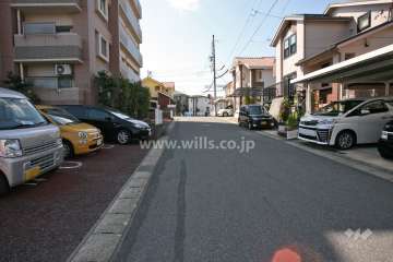 敷地西側の前面道路(北側から)