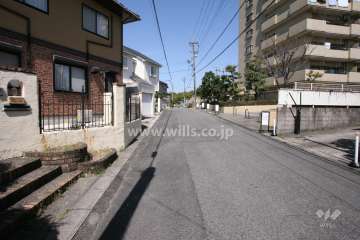 敷地西側の前面道路（南側から）