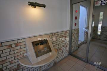 エントランスはオートロック付きです。