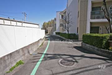 敷地北西側の前面道路(南西側から)