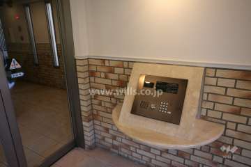 エントランスはオートロック付きです。