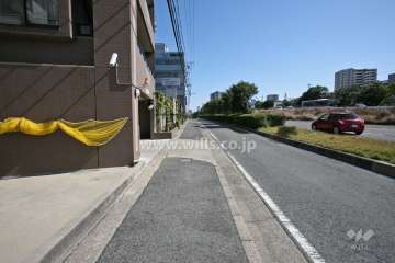 敷地南西側の前面道路(北西側から)
