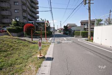 敷地南西側の前面道路(南東側から)
