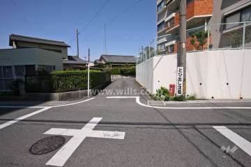 敷地西側の前面道路(南側から)