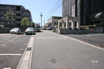 敷地東側の前面道路（北側から）